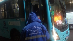 Fiscais vistoriam diariamente os ônibus que chegam na capital
